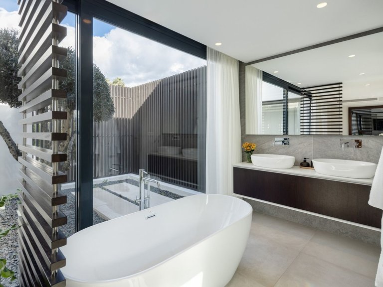 Villa for Sale in Nueva Andalucia, Malaga 9
