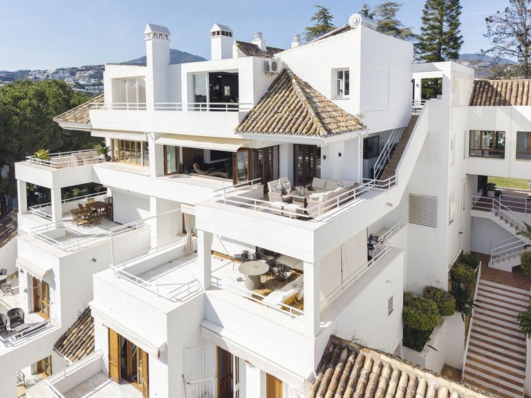 Penthouse for Sale in Nueva Andalucia, Malaga 1