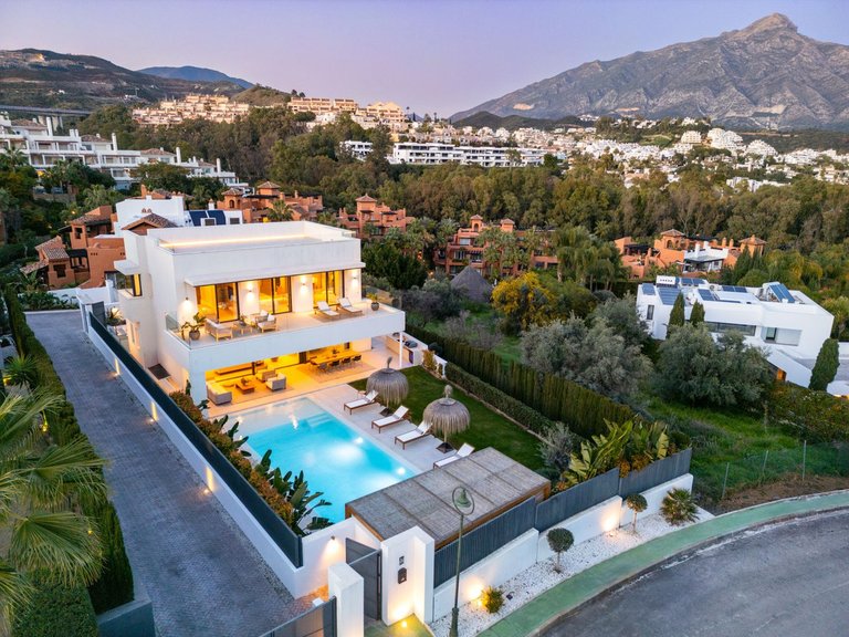 Villa for Sale in Nueva Andalucia, Malaga 22