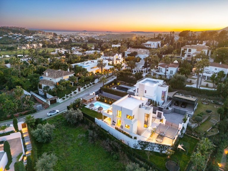 Villa for Sale in Nueva Andalucia, Malaga 24