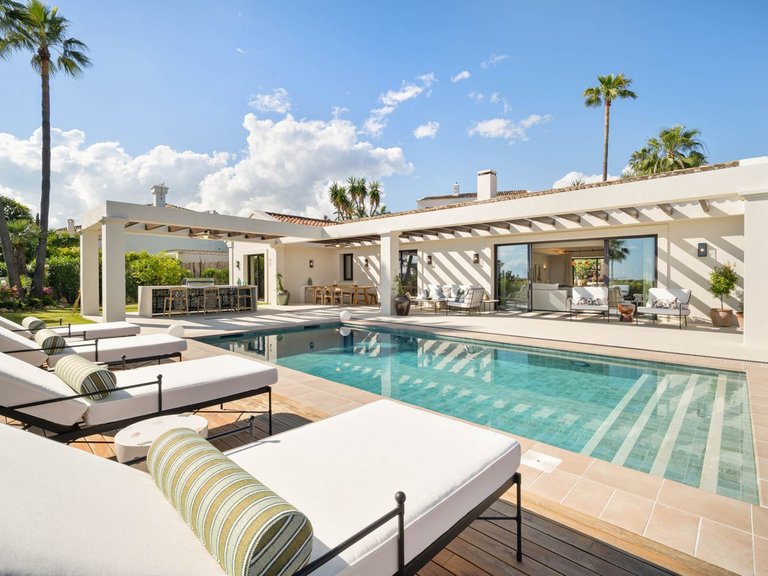 Villa for Sale in Nueva Andalucia, Malaga 1