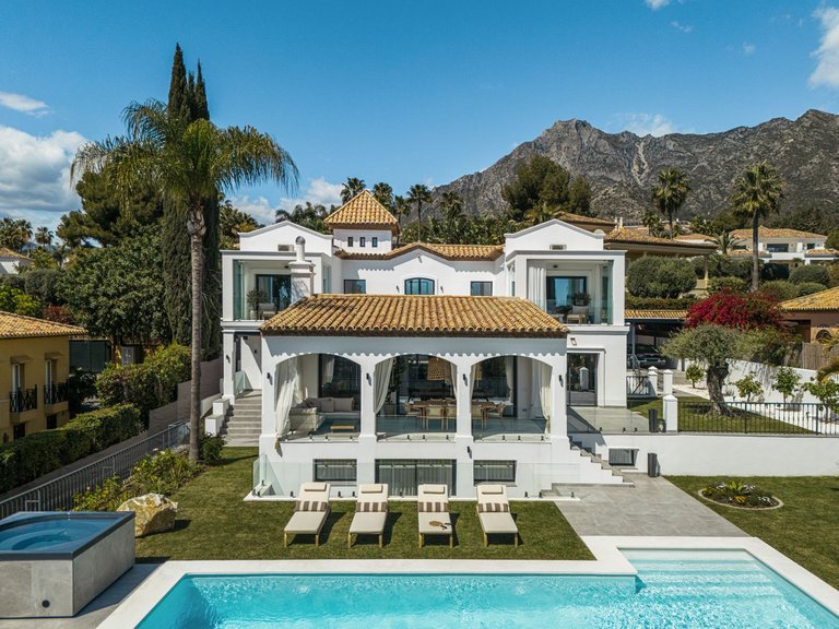 Villa for Sale in Marbella Golden Mile, Malaga 1