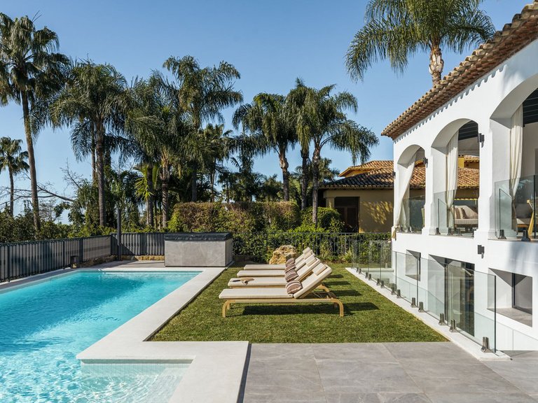 Villa for Sale in Marbella Golden Mile, Malaga 2