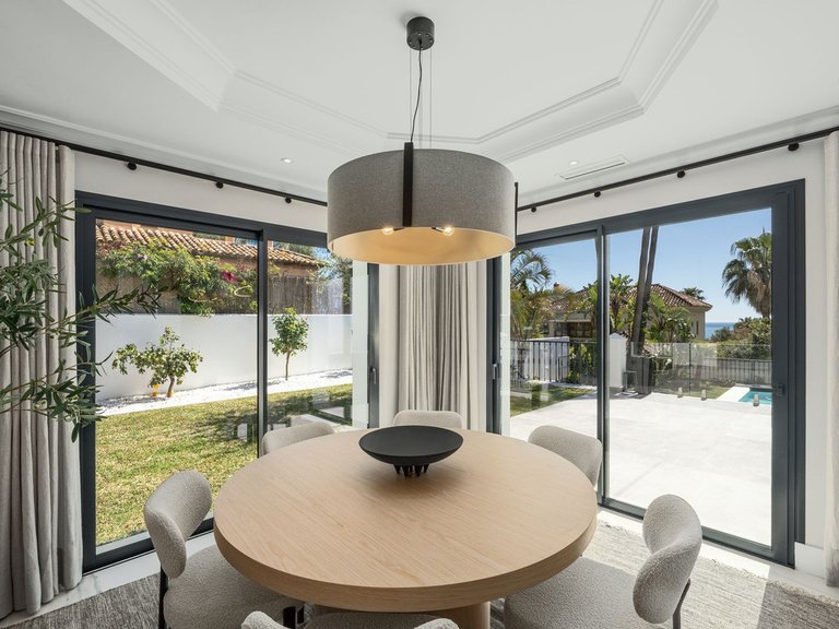 Villa for Sale in Marbella Golden Mile, Malaga 24