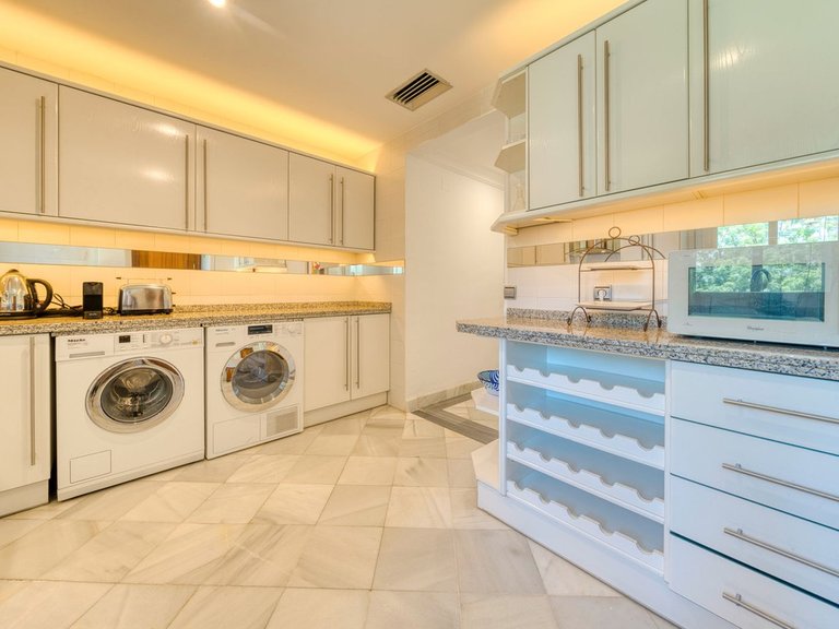 Apartment for Sale in Puerto Banus, Malaga 8