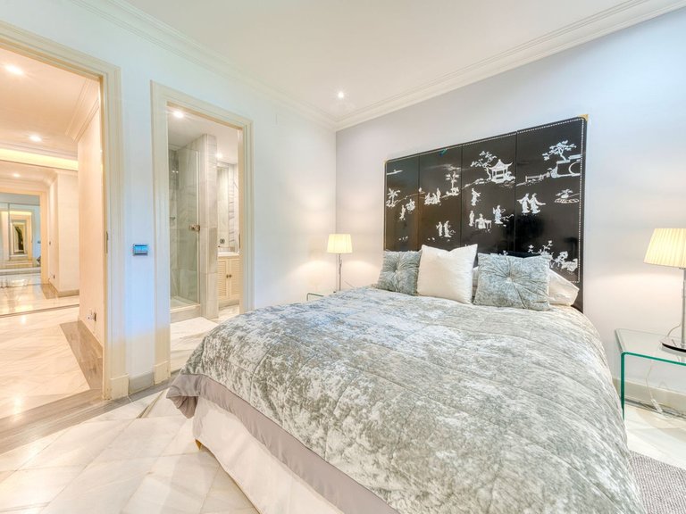 Apartment for Sale in Puerto Banus, Malaga 10