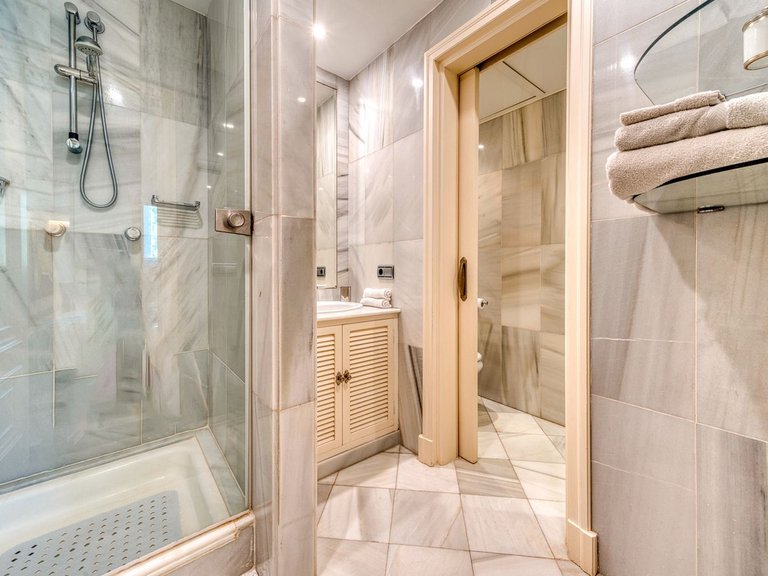 Apartment for Sale in Puerto Banus, Malaga 11