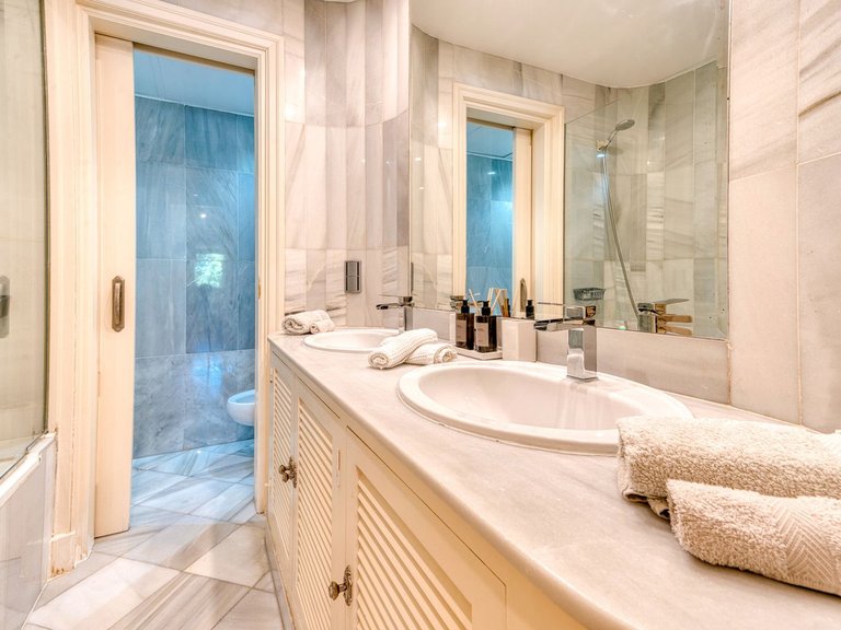 Apartment for Sale in Puerto Banus, Malaga 13