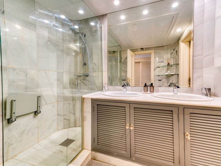 Apartment for Sale in Puerto Banus, Malaga 15