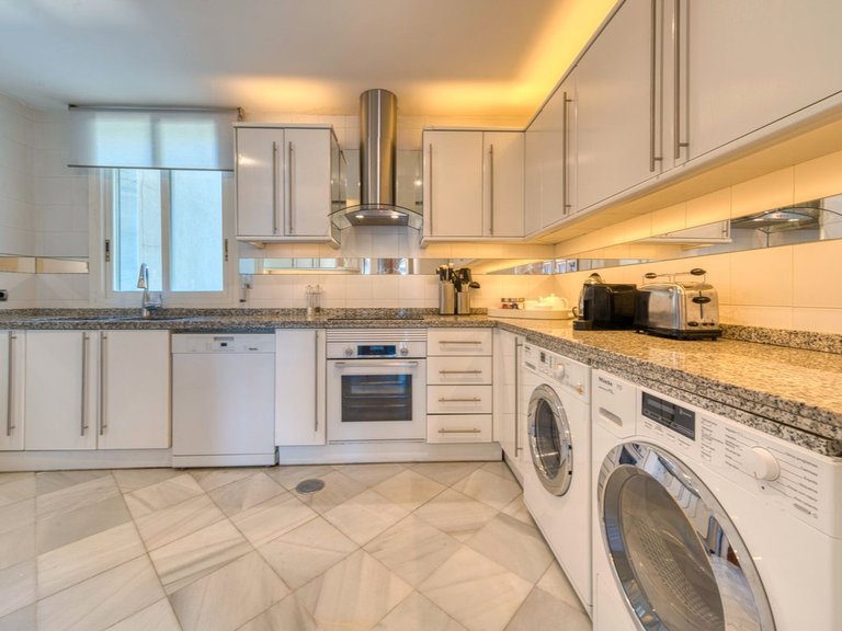 Apartment for Sale in Puerto Banus, Malaga 7