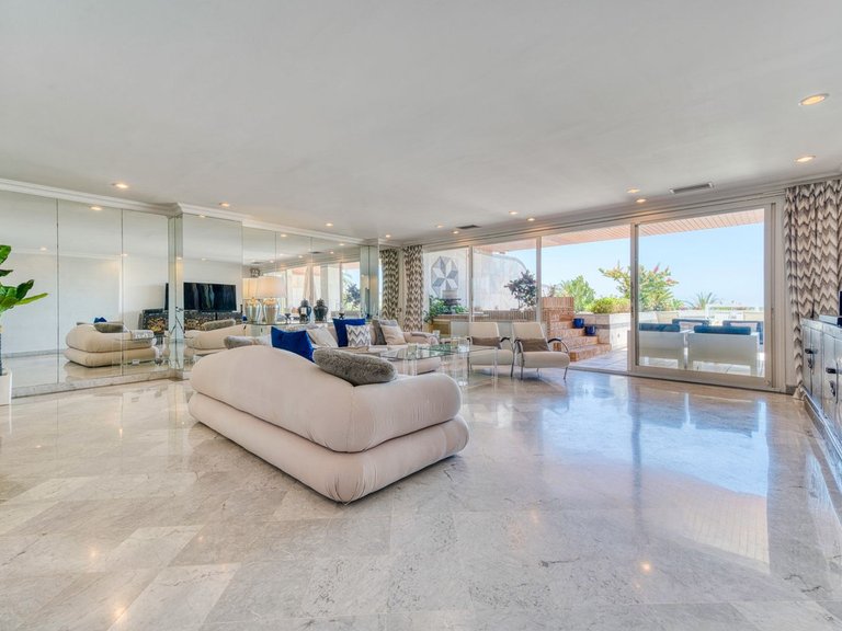 Apartment for Sale in Puerto Banus, Malaga 17