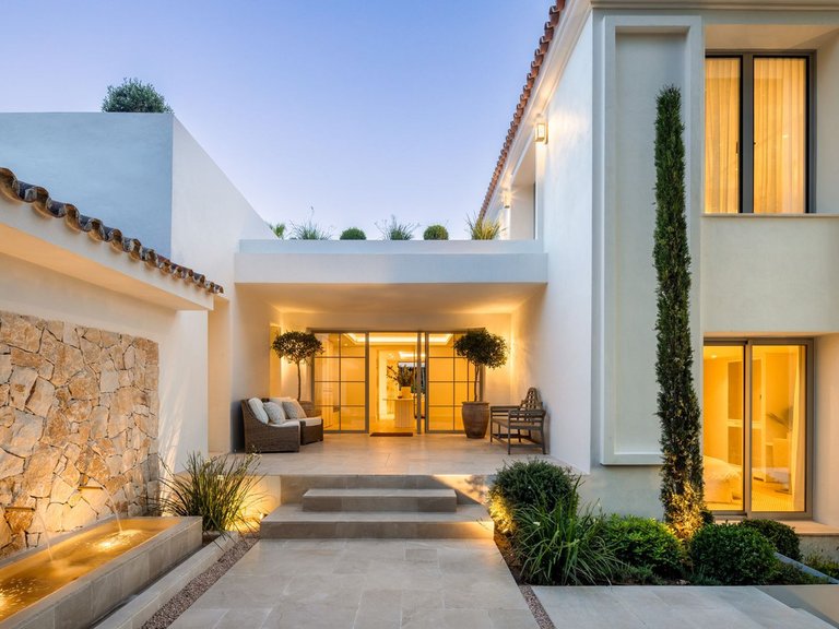 Villa for Sale in Marbella Golden Mile, Malaga 19