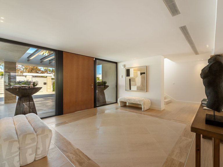Villa for Sale in Nueva Andalucia, Malaga 8