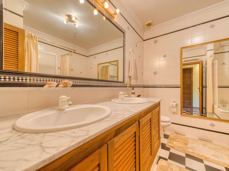 Town House for Sale in Benahavis, Malaga 24