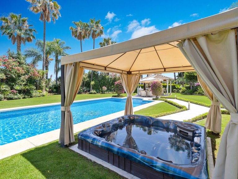 Villa for Sale in Nueva Andalucia, Malaga 6