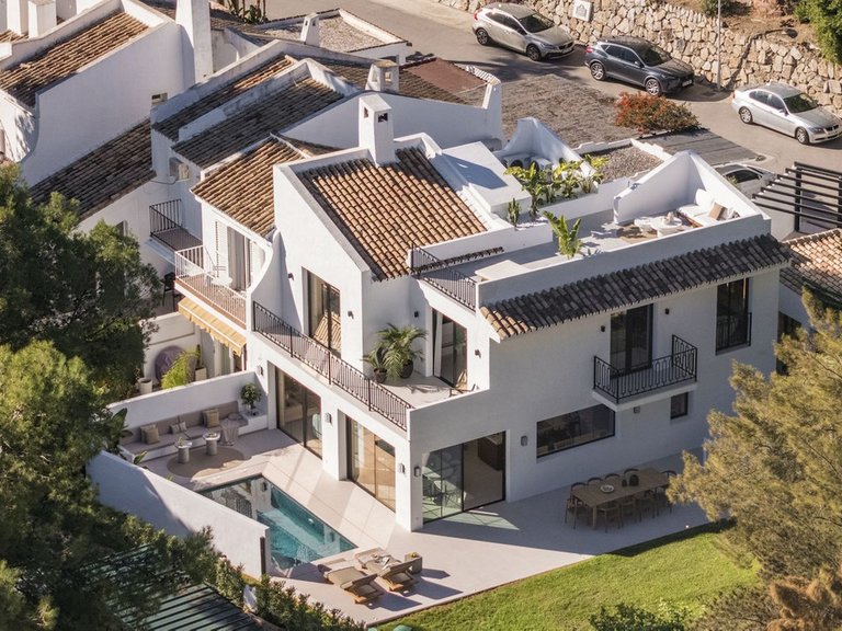 Town House for Sale in Nueva Andalucia, Malaga 2