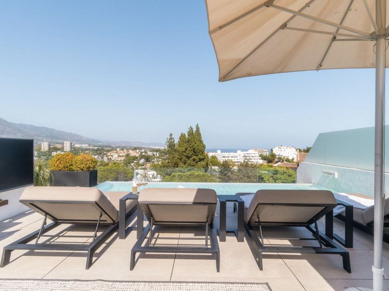 Villa for Sale in Nueva Andalucia, Malaga 1