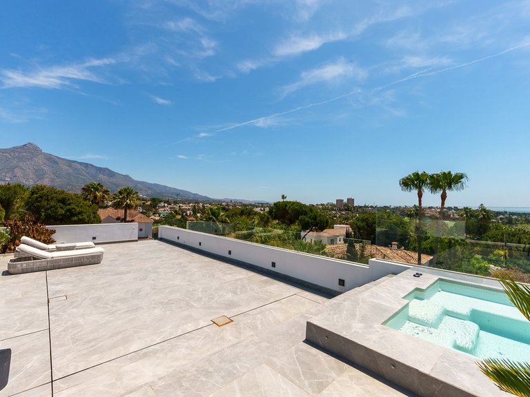 Villa for Sale in Nueva Andalucia, Malaga 3