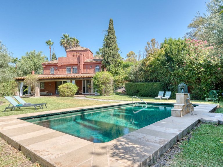 Villa for Sale in Nueva Andalucia, Malaga 1