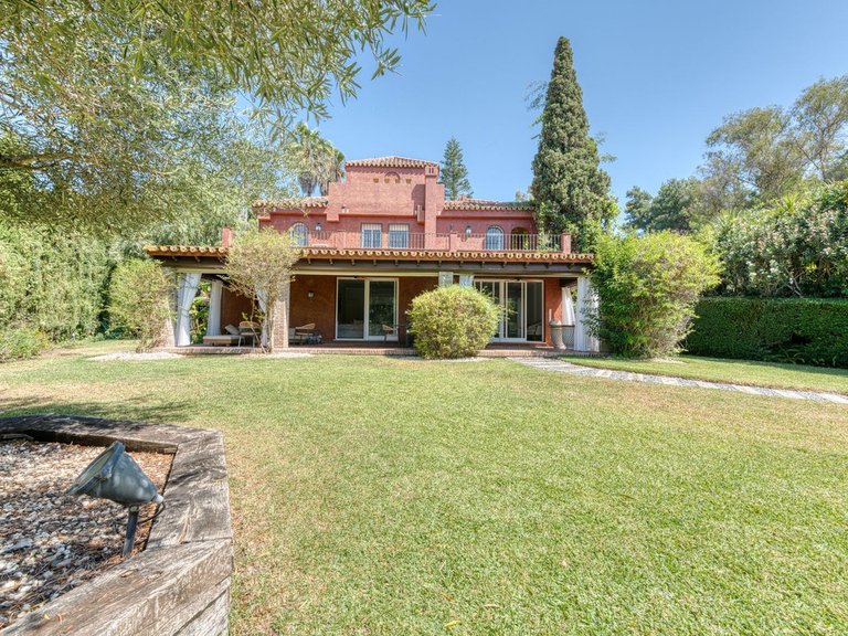 Villa for Sale in Nueva Andalucia, Malaga 28