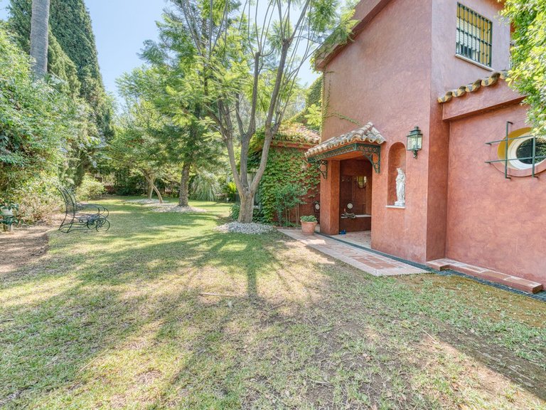 Villa for Sale in Nueva Andalucia, Malaga 30