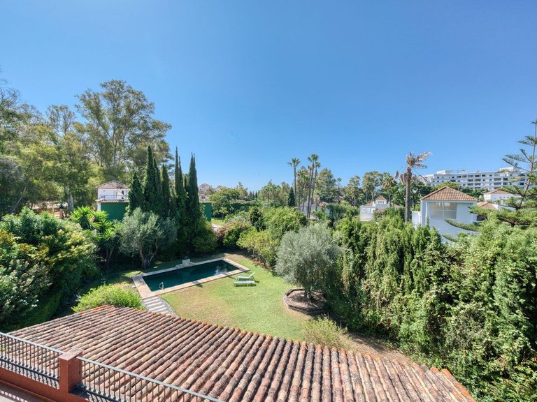 Villa for Sale in Nueva Andalucia, Malaga 32