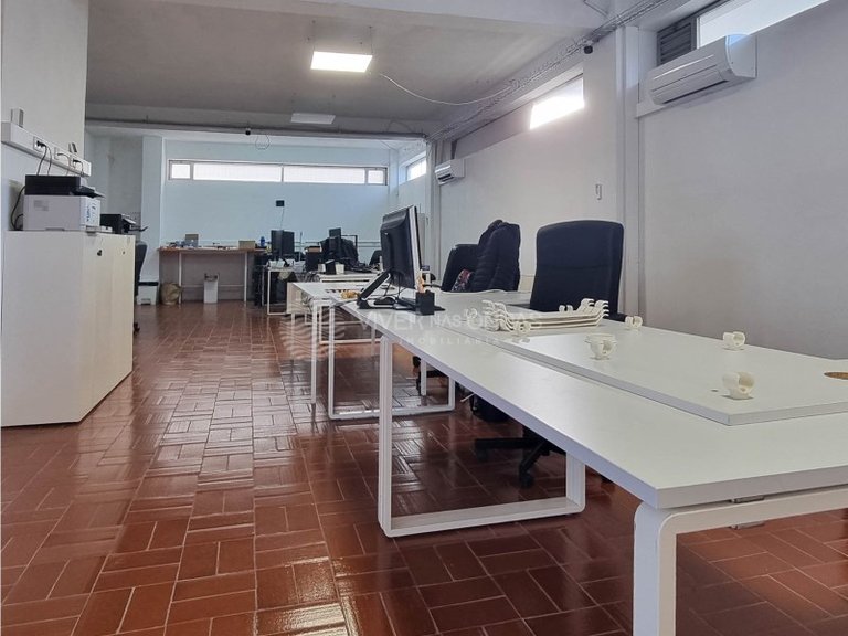 Commercial for Sale in Matosinhos, Porto 17