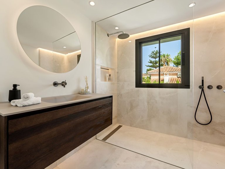 Villa for Sale in Marbella Golden Mile, Malaga 21