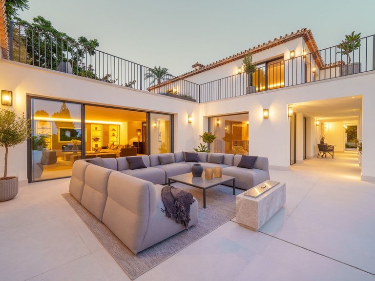 Villa for Sale in Marbella Golden Mile, Malaga 2