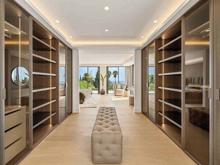 Villa for Sale in Marbella Golden Mile, Malaga 19