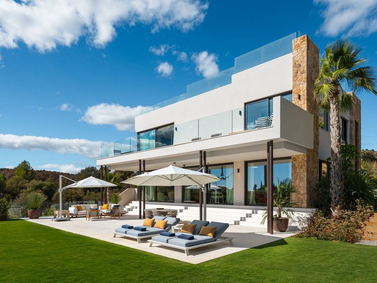 Villa for Sale in Marbella Golden Mile, Malaga 1