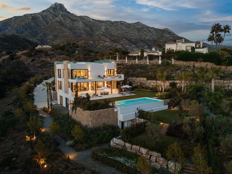 Villa for Sale in Marbella Golden Mile, Malaga 34
