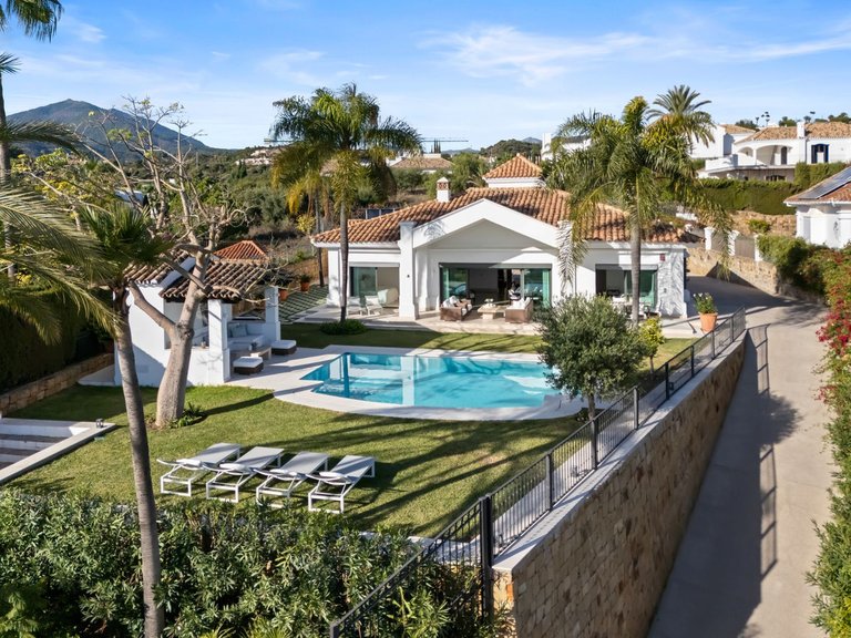 Villa for Sale in Nueva Andalucia, Malaga 1