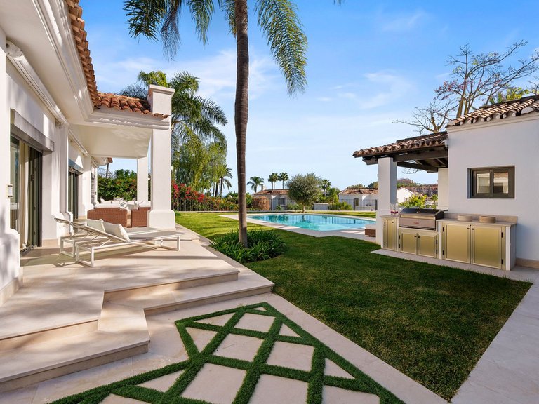 Villa for Sale in Nueva Andalucia, Malaga 6