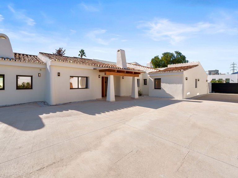 Villa for Sale in El Rosario, Malaga 25