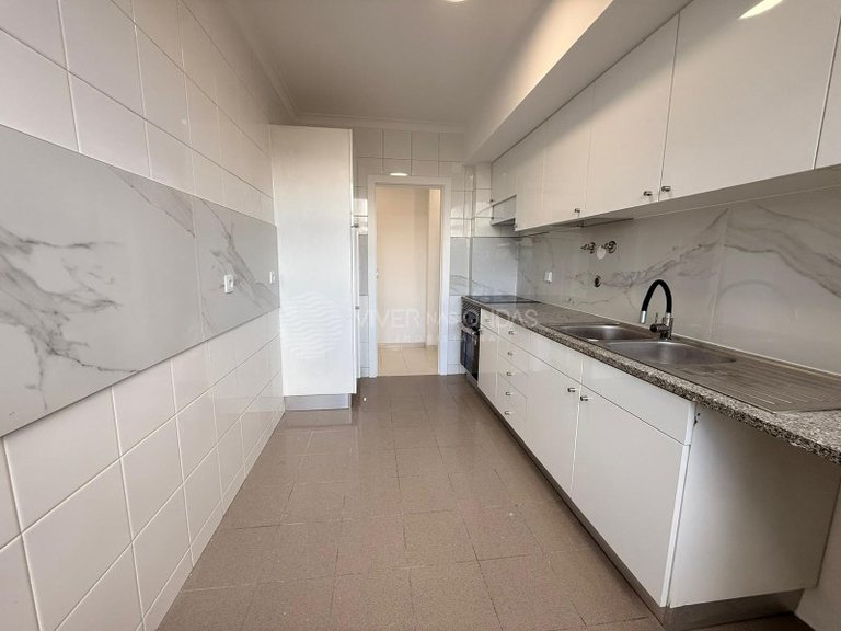 Apartment for Sale in Laranjeiro, Setubal 3