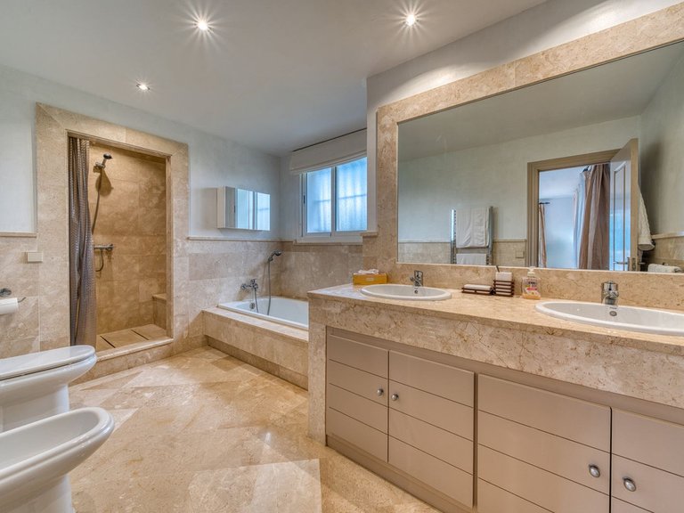 Villa for Sale in La Duquesa, Malaga 18