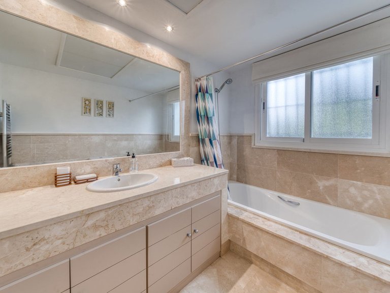 Villa for Sale in La Duquesa, Malaga 20