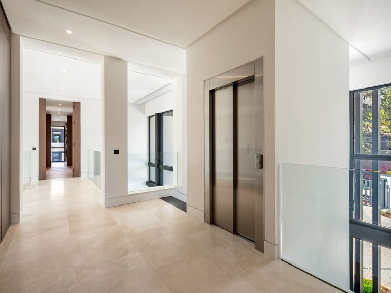 Villa for Sale in Marbella Golden Mile, Malaga 25