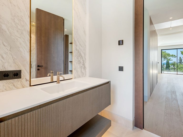 Villa for Sale in Marbella Golden Mile, Malaga 32