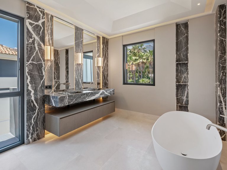 Villa for Sale in Marbella Golden Mile, Malaga 46