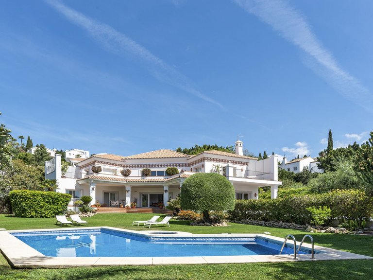 Villa for Sale in El Paraiso, Malaga 1