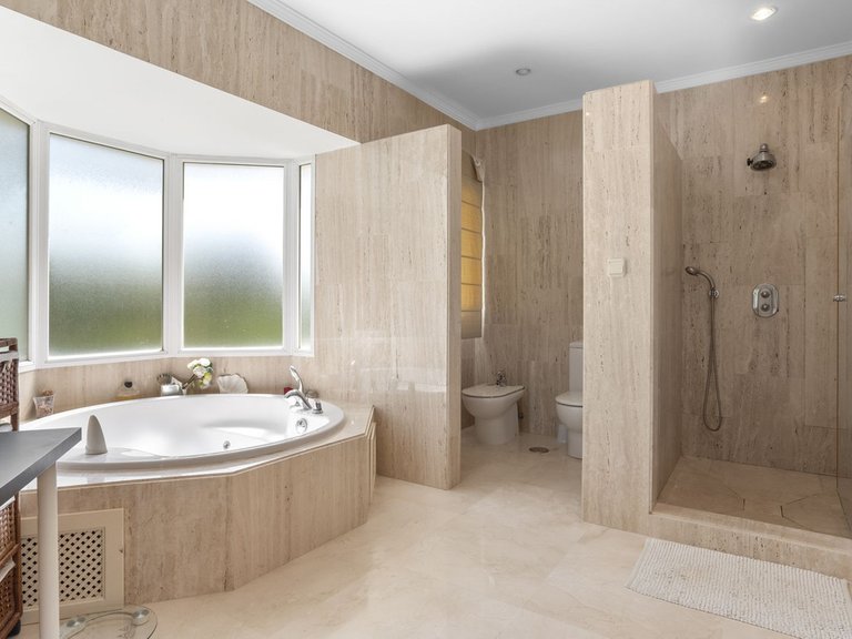 Villa for Sale in El Paraiso, Malaga 14