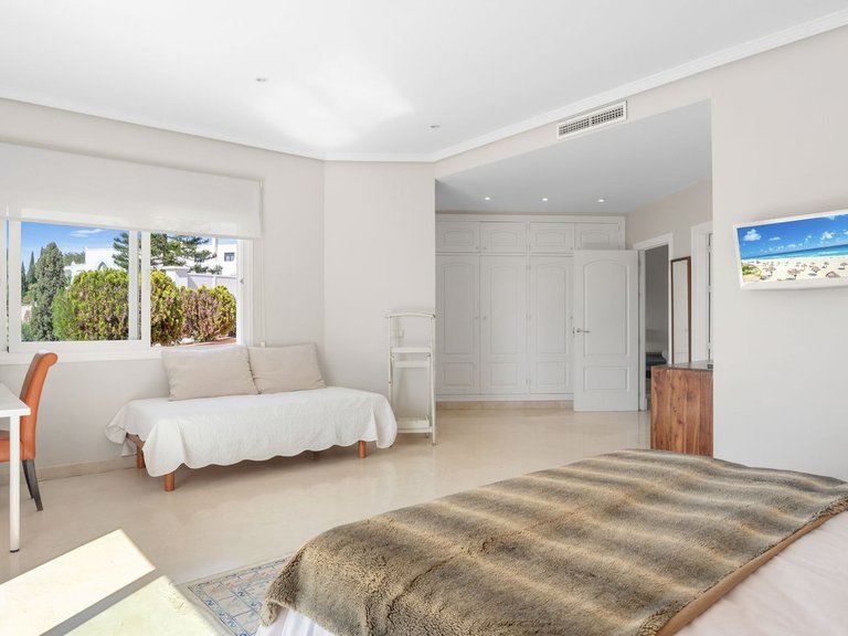 Villa for Sale in El Paraiso, Malaga 25