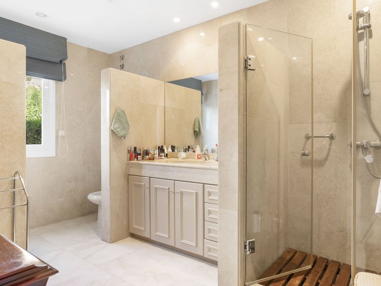Villa for Sale in El Paraiso, Malaga 28