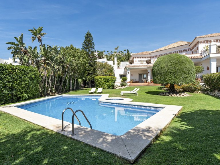 Villa for Sale in El Paraiso, Malaga 42
