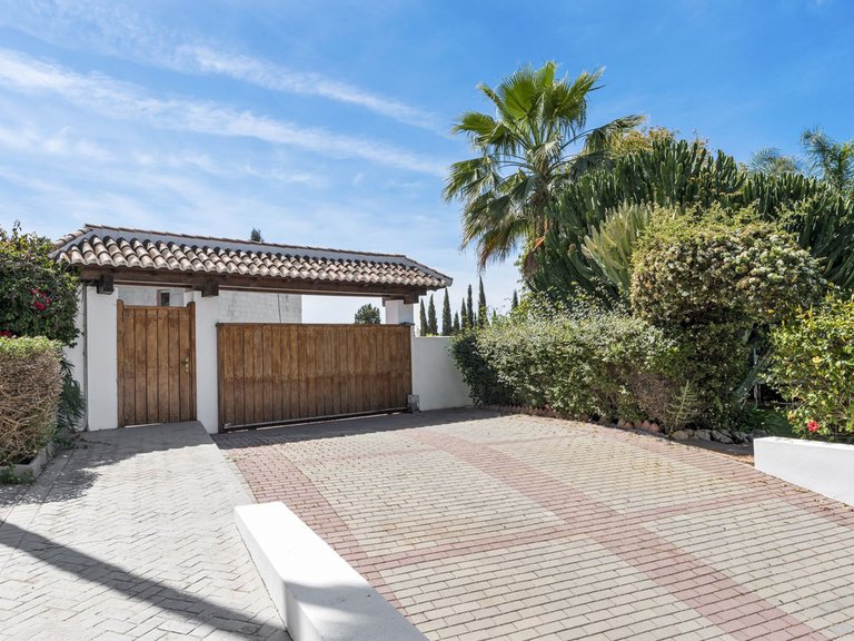 Villa for Sale in El Paraiso, Malaga 44