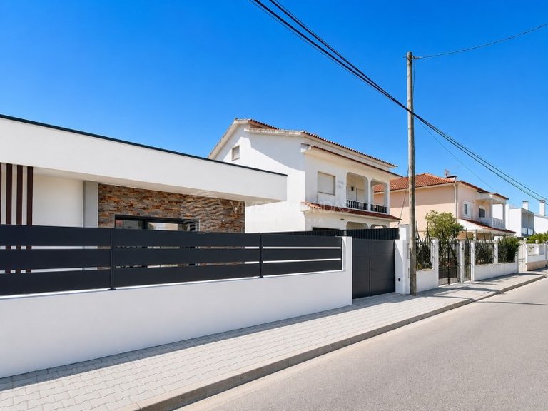 Villa for Sale in Fernao Ferro, Setubal 34