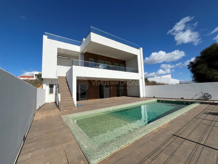 Villa for Sale in Mexilhoeira Grande, Algarve 1
