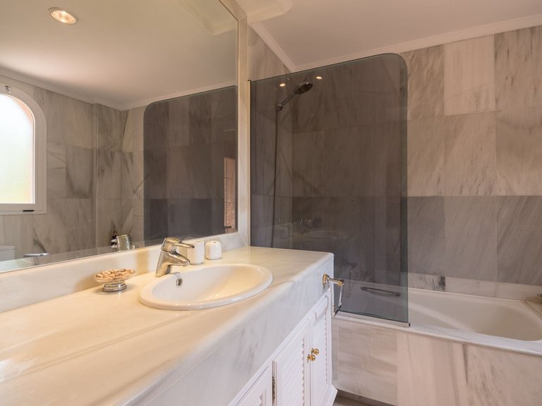 Apartment for Sale in Nueva Andalucia, Malaga 18